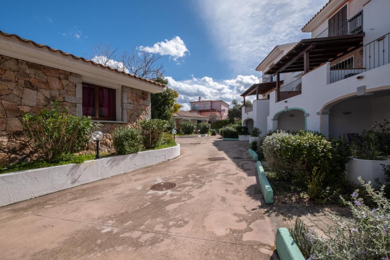 Oleandri Rossi Villa Tanaunella Buitenkant foto